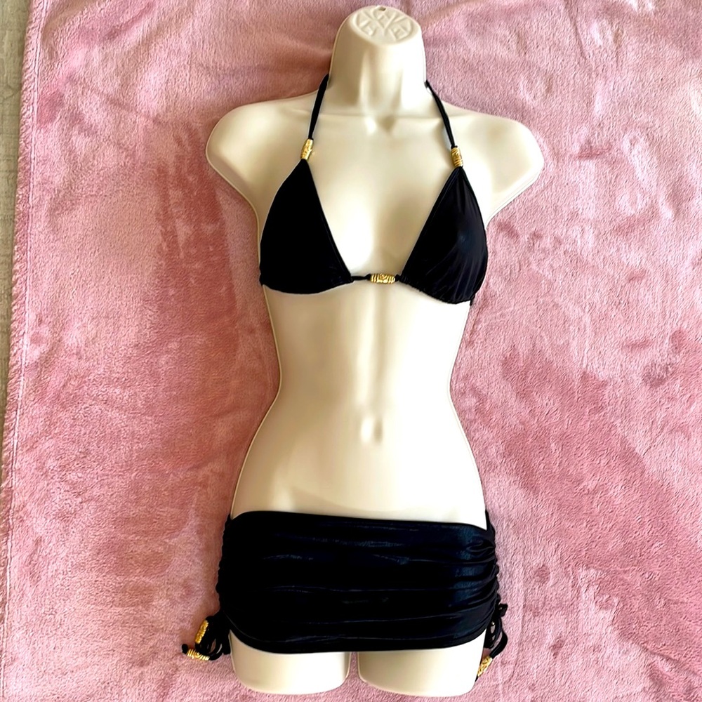Hot Sauce Style black top with ruching side skirt. One Size